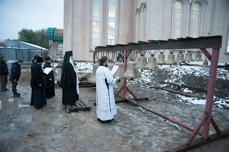 Епископ Карагандинский и Шахтинский Севастиан освятил колокола строящегося Троице-Севастиановского кафедрального собора города Караганды