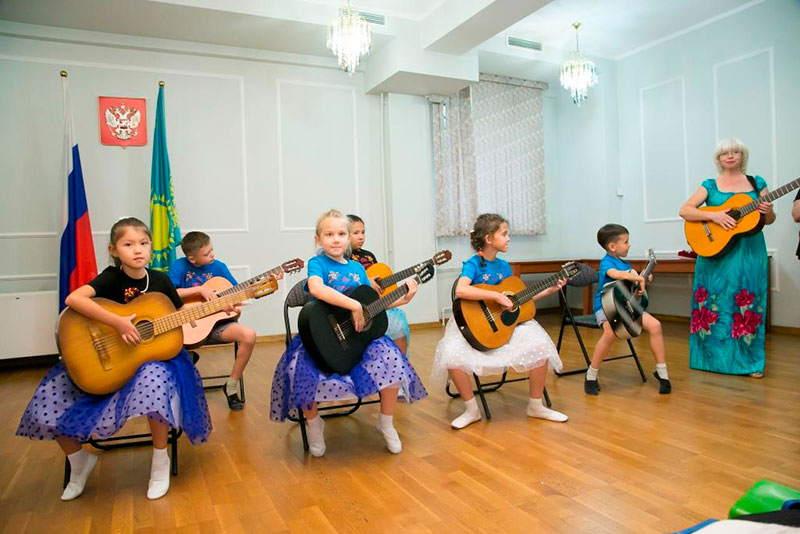 Участники благотворительного проекта «Горница Мастеров» выступили с концертом в Генеральном консульстве России