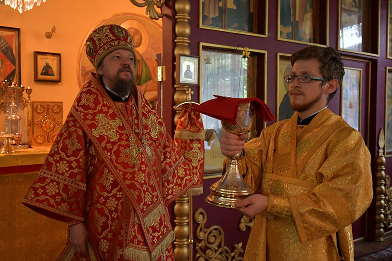 Епископ Геннадий возглавил служение Литургии в Филаретовском храме Алма-Атинской духовной семинарии