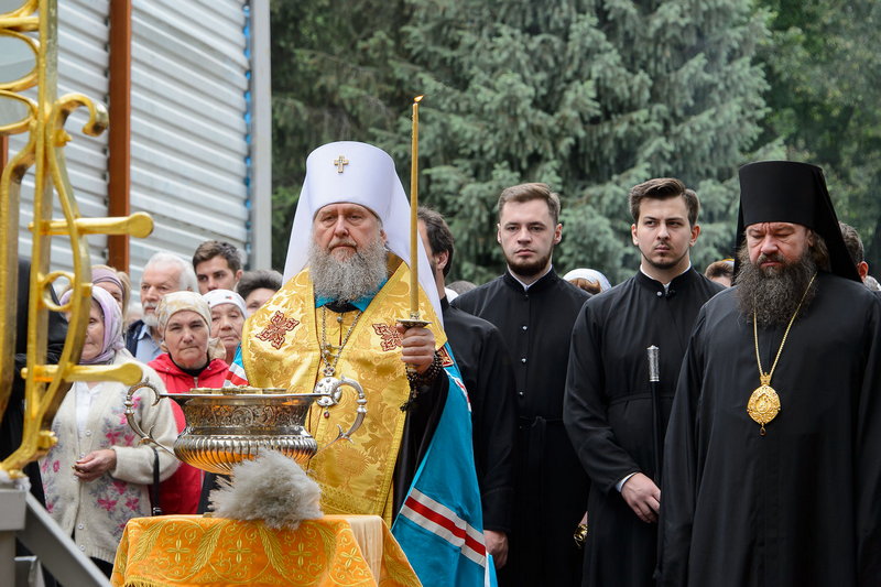 Митрополит Астанайский и Казахстанский Александр совершил освящение купольных крестов Вознесенского кафедрального собора Алма-Аты