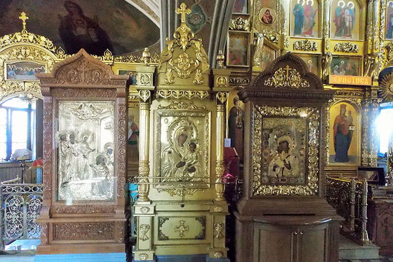 Храм Представительства Православной Церкви Казахстана в Москве украсился новыми киотами