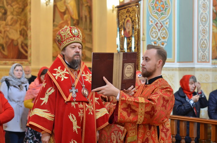 В Светлый четверг епископ Геннадий возглавил Литургию в Никольском соборе Алма-Аты